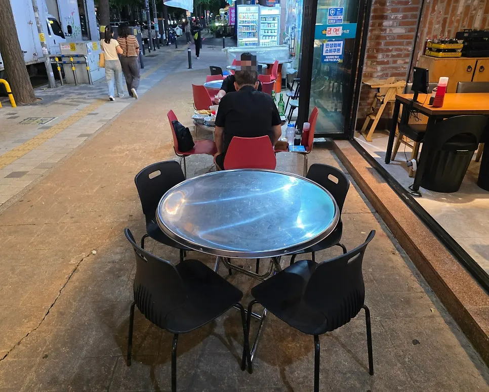 Outdoor patio seating at Veteran Fish Market Incheon City Hall Branch
