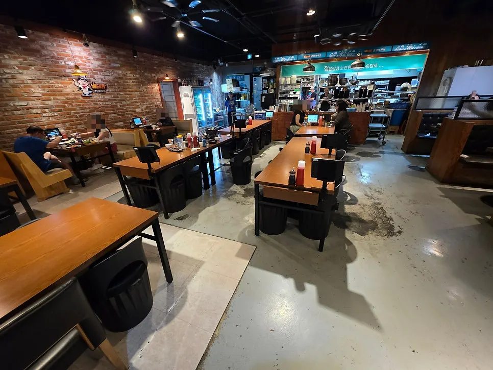 Main hall tables at Veteran Fish Market Incheon City Hall Branch