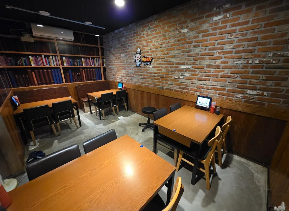 Seating layout at the sashimi restaurant near Incheon City Hall Station