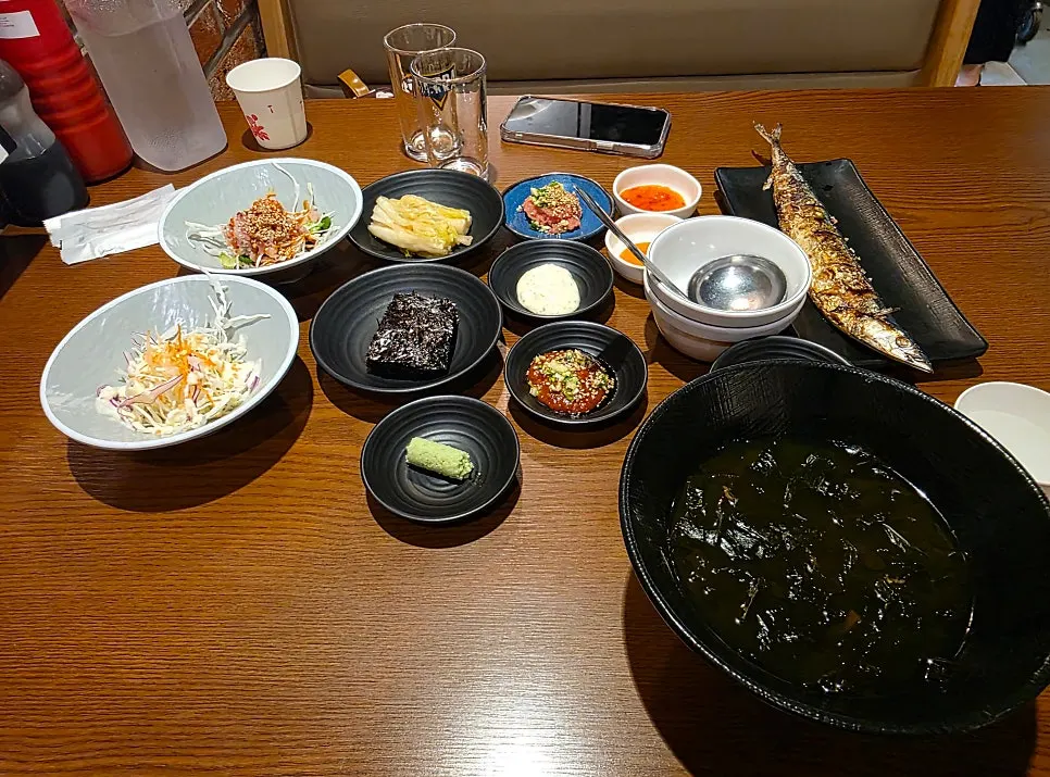 Basic side dishes including hoemuchim, seaweed soup and grilled saury