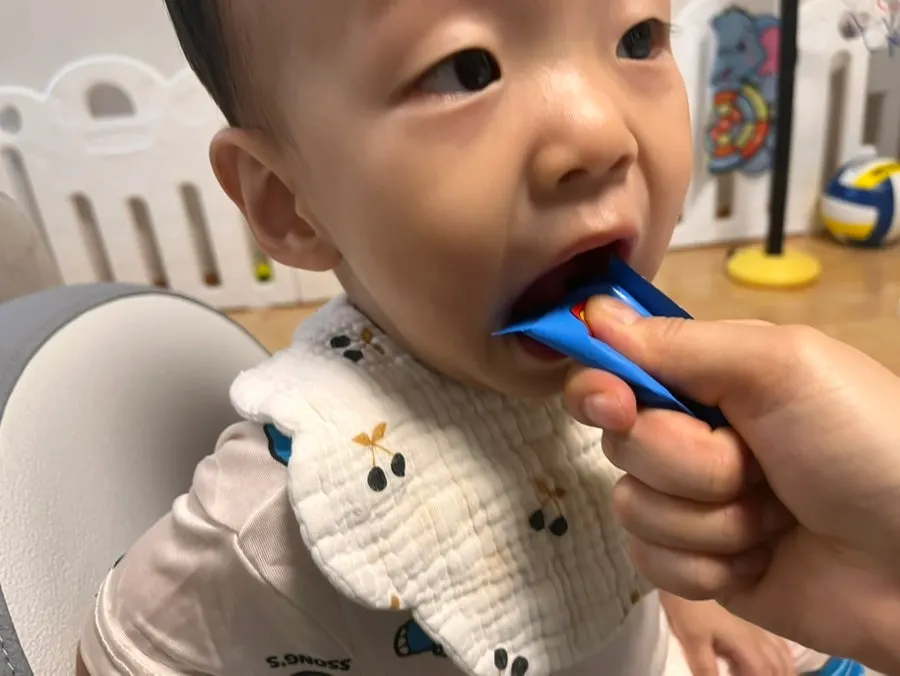 Giving a jelly-form supplement to a child
