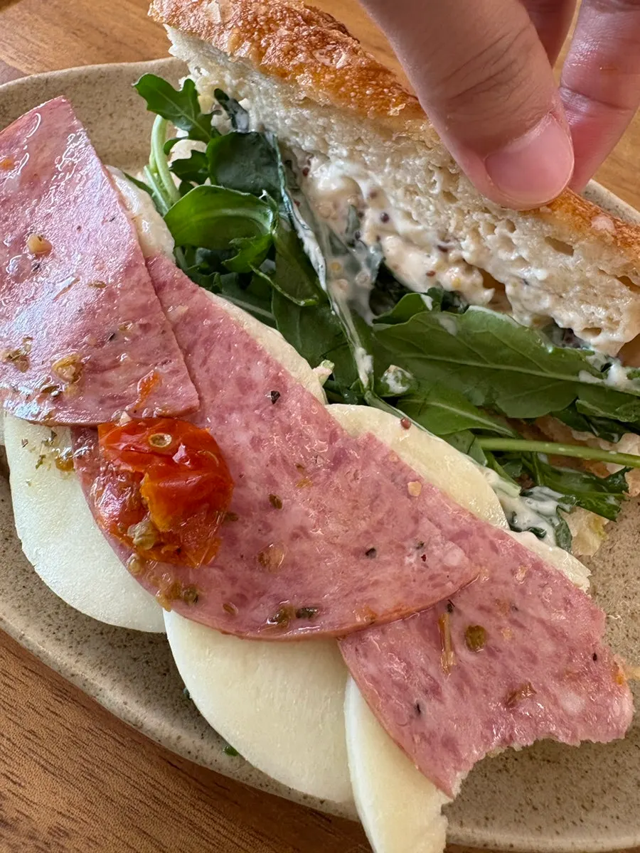 재료가 듬뿍 든 썬드라이 토마토 샌드위치 단면