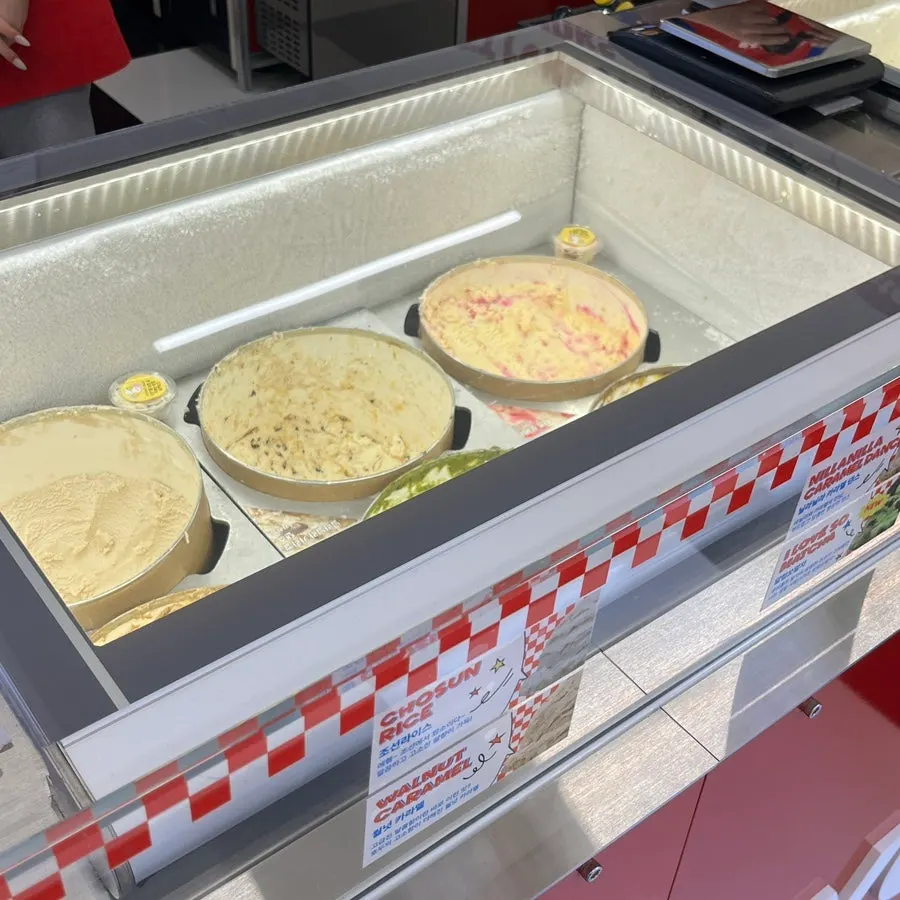 16種の味が入ったアイスのショーケース