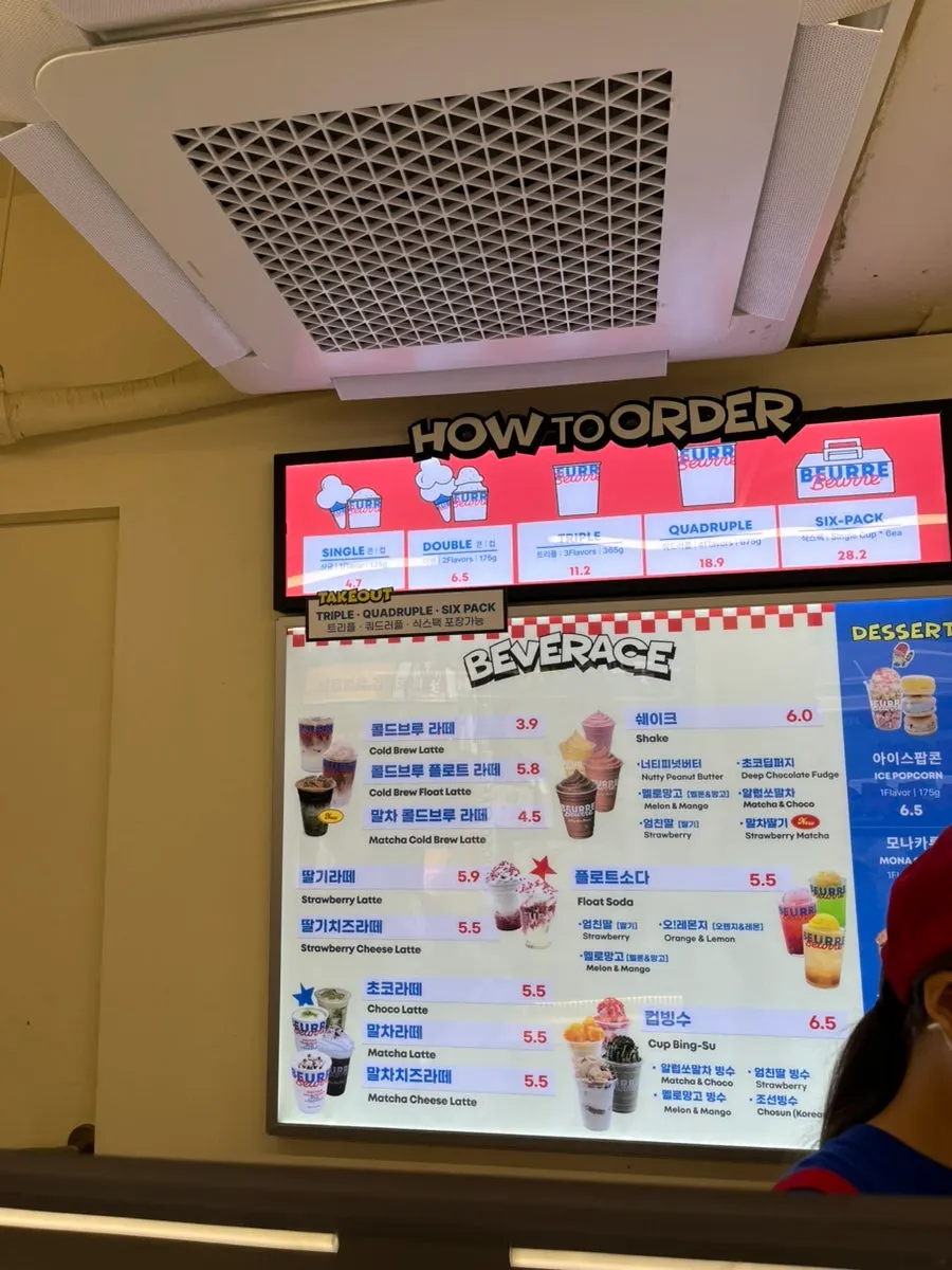 라떼와 스무디가 있는 음료 메뉴판