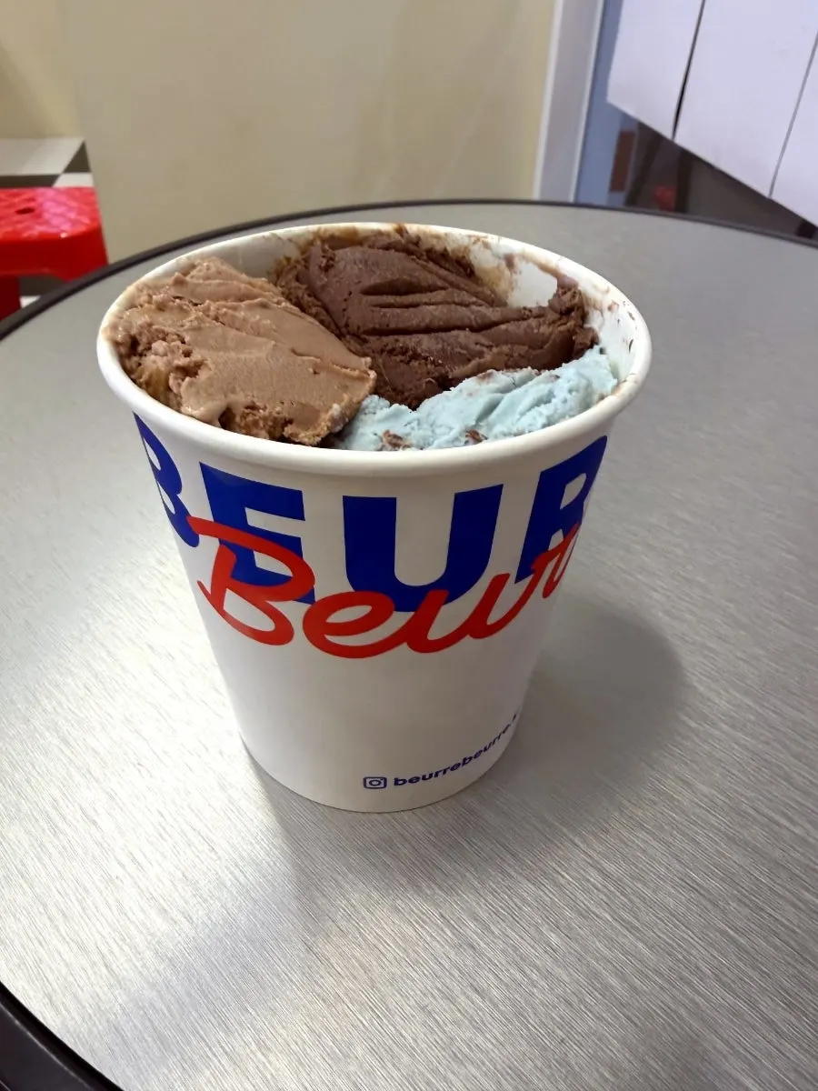 매장에서 받은 트리플 아이스크림 컵