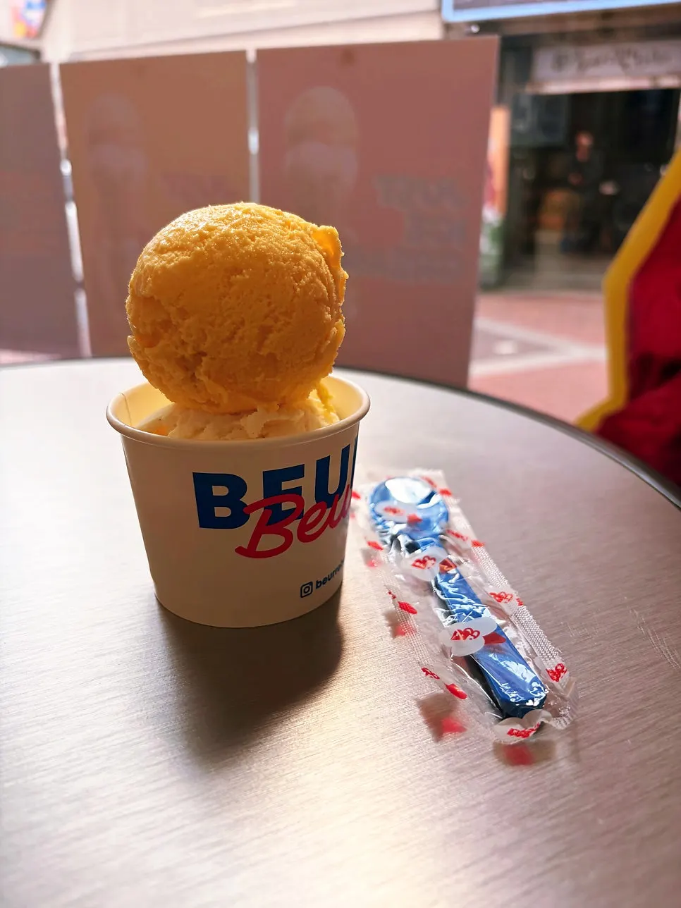 Oh!Lemonge and vanilla double cup ice cream