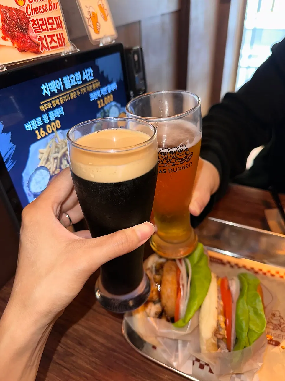 수제맥주 바스라거와 광화문 스타우트 두 잔