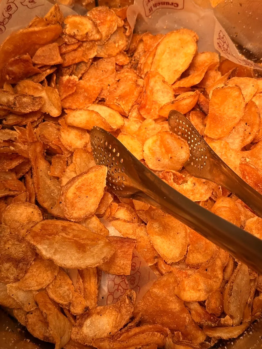 Seasoned potato chips provided to table-dining customers