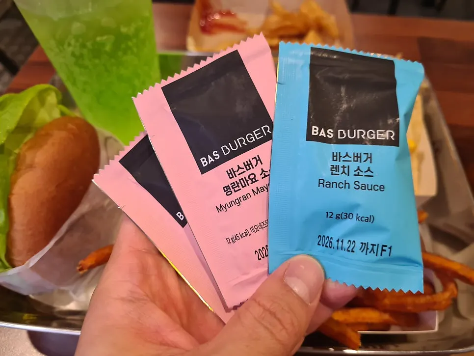 일회용 소스 종류가 놓인 소스 코너
