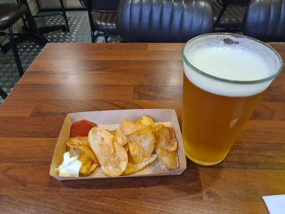 맥주와 감자칩으로 시작한 테이블