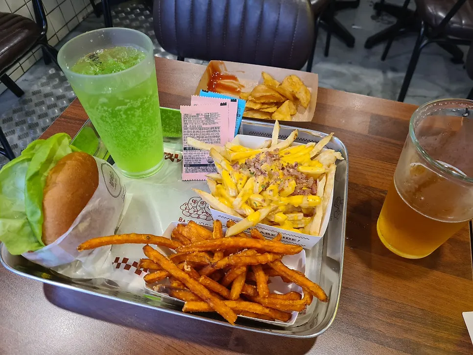 조리 중인 바스버거 잠원점 주방