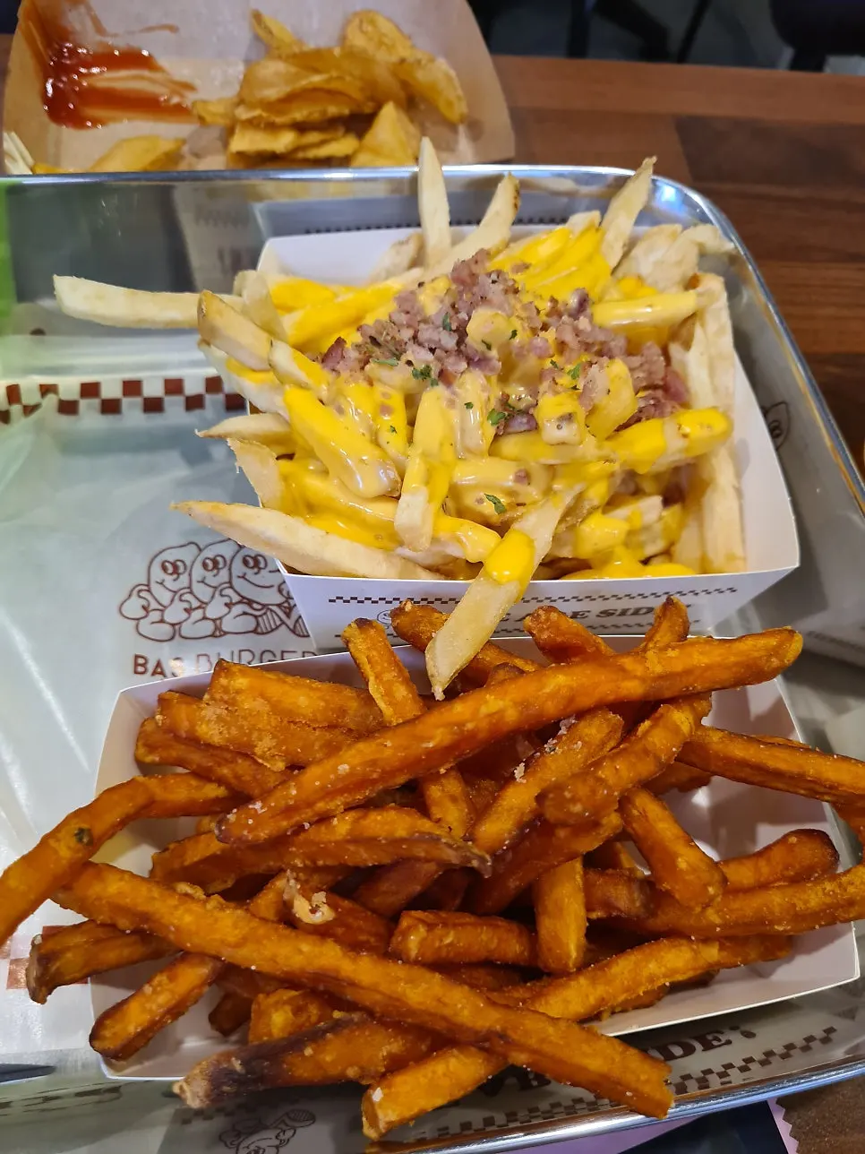 더블바스 버거와 감자튀김 고구마튀김 한 상