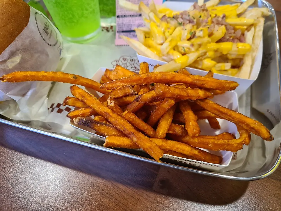 마운틴듀와 맥주가 함께 놓인 버거 세트