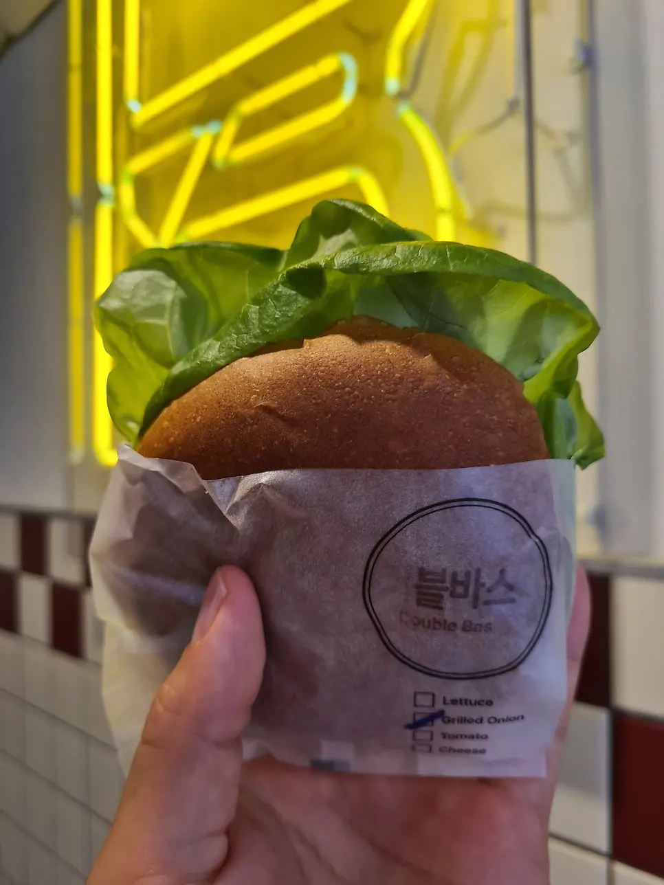 패티 두 장이 들어간 더블바스 버거 단면
