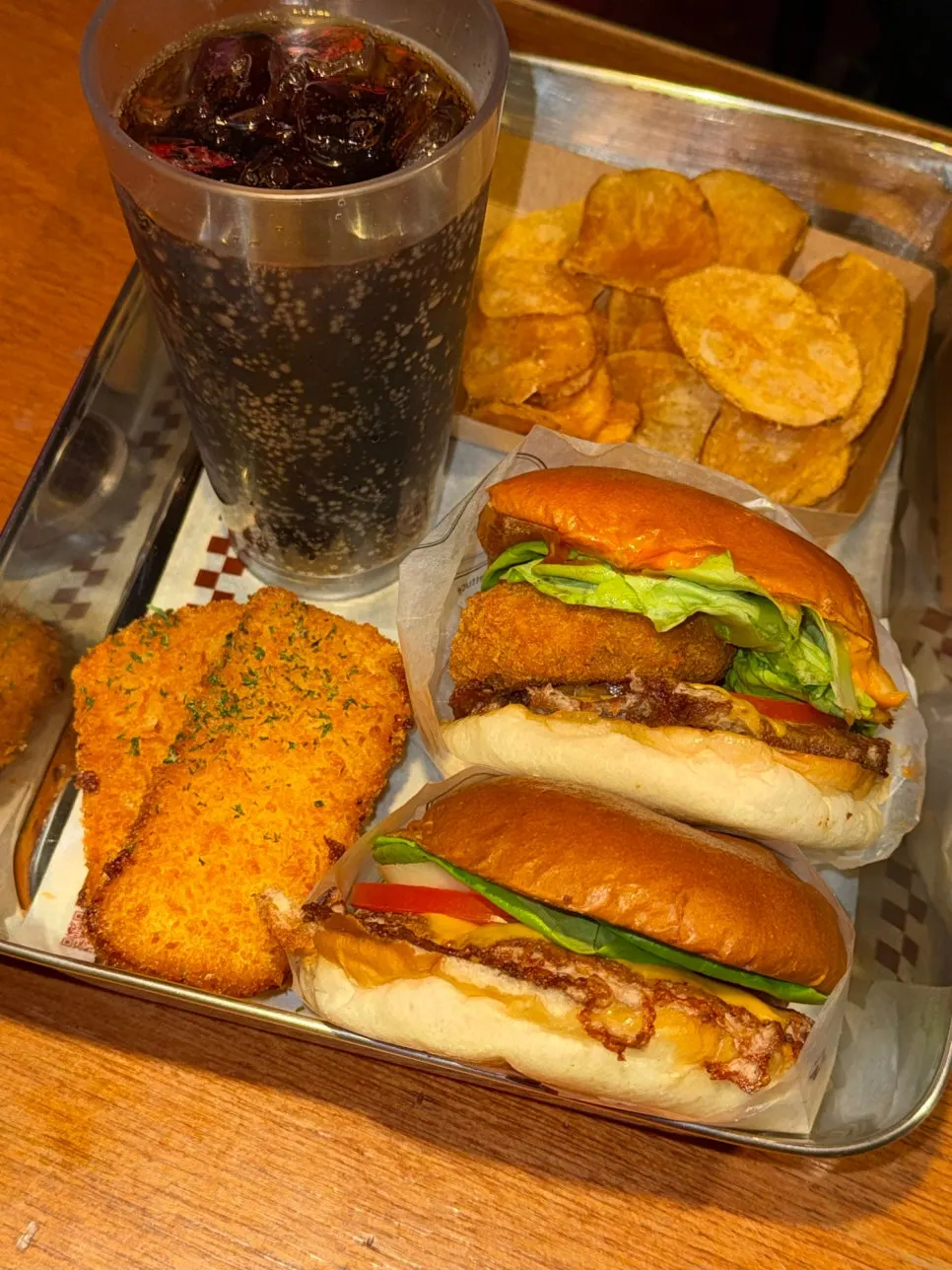 테이블에 놓인 감자칩과 제로콜라