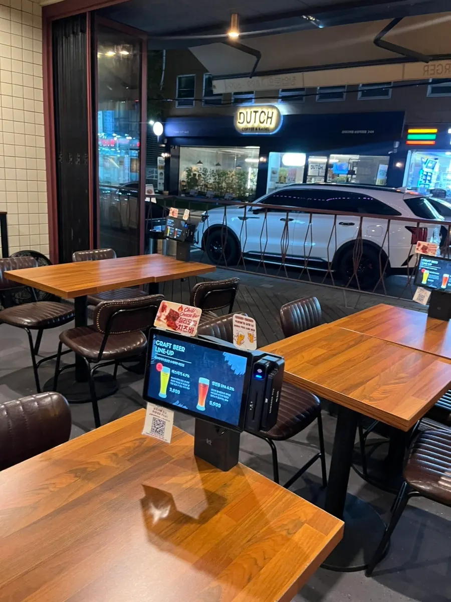 Outdoor terrace seating at Bas Burger Samseong Station Branch