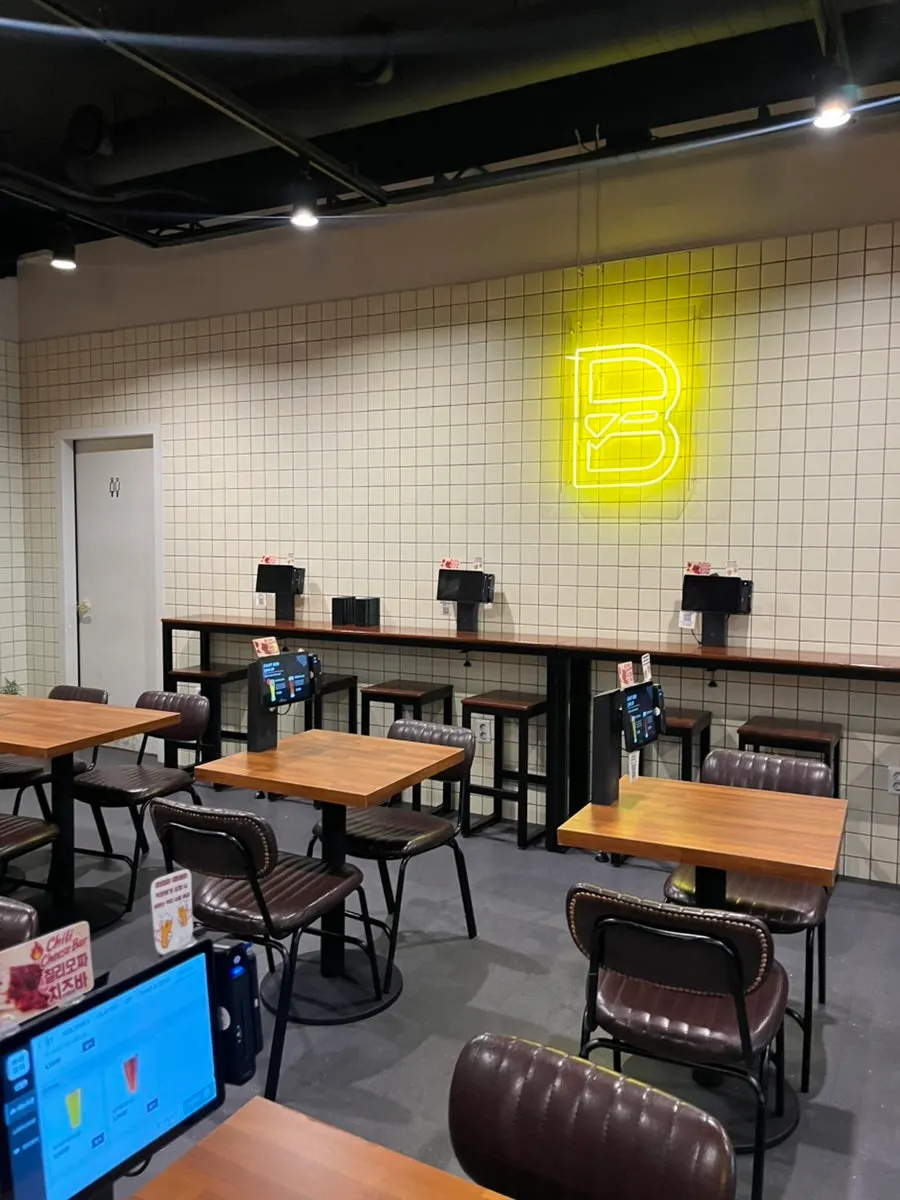 Overall atmosphere of Bas Burger Samseong Station Branch