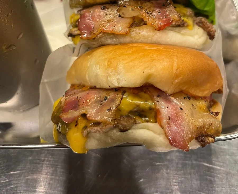 Table setting of the Double Bacon Cheese Burger set