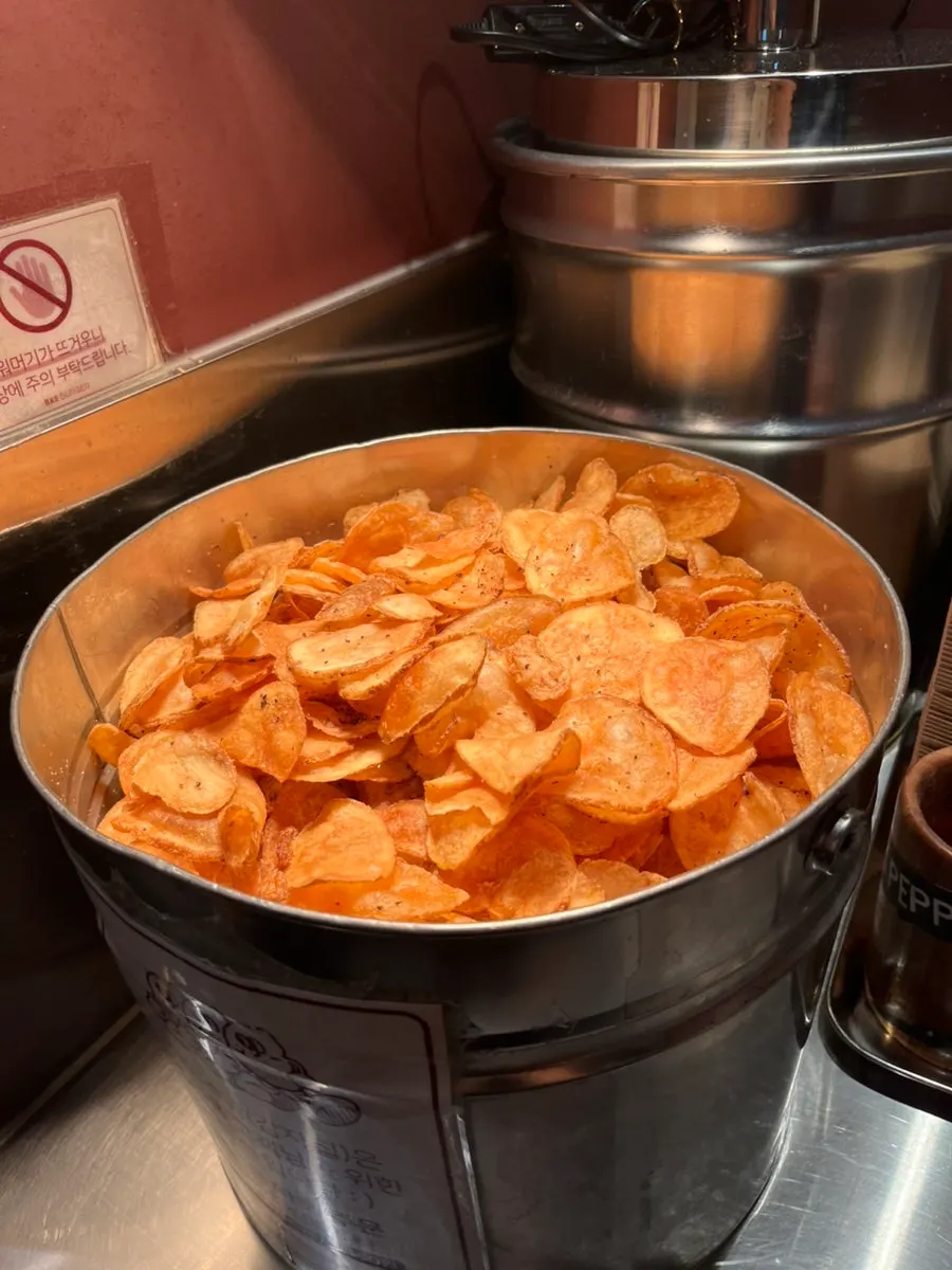 A plate of crunchy potato chips