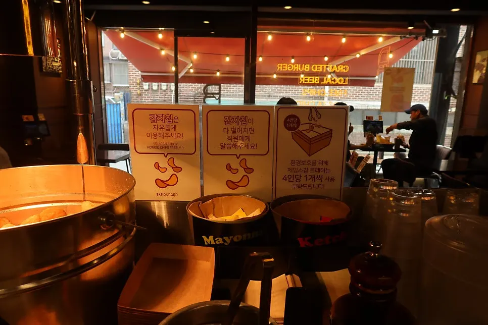 View of the outdoor seating area at Bas Burger