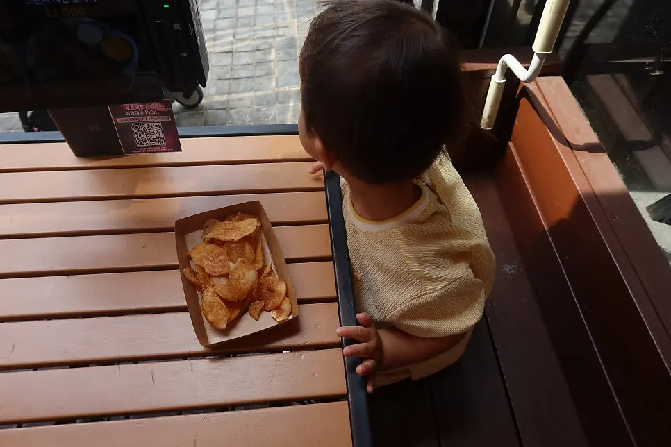 A basket of Bas Burger's potato chips