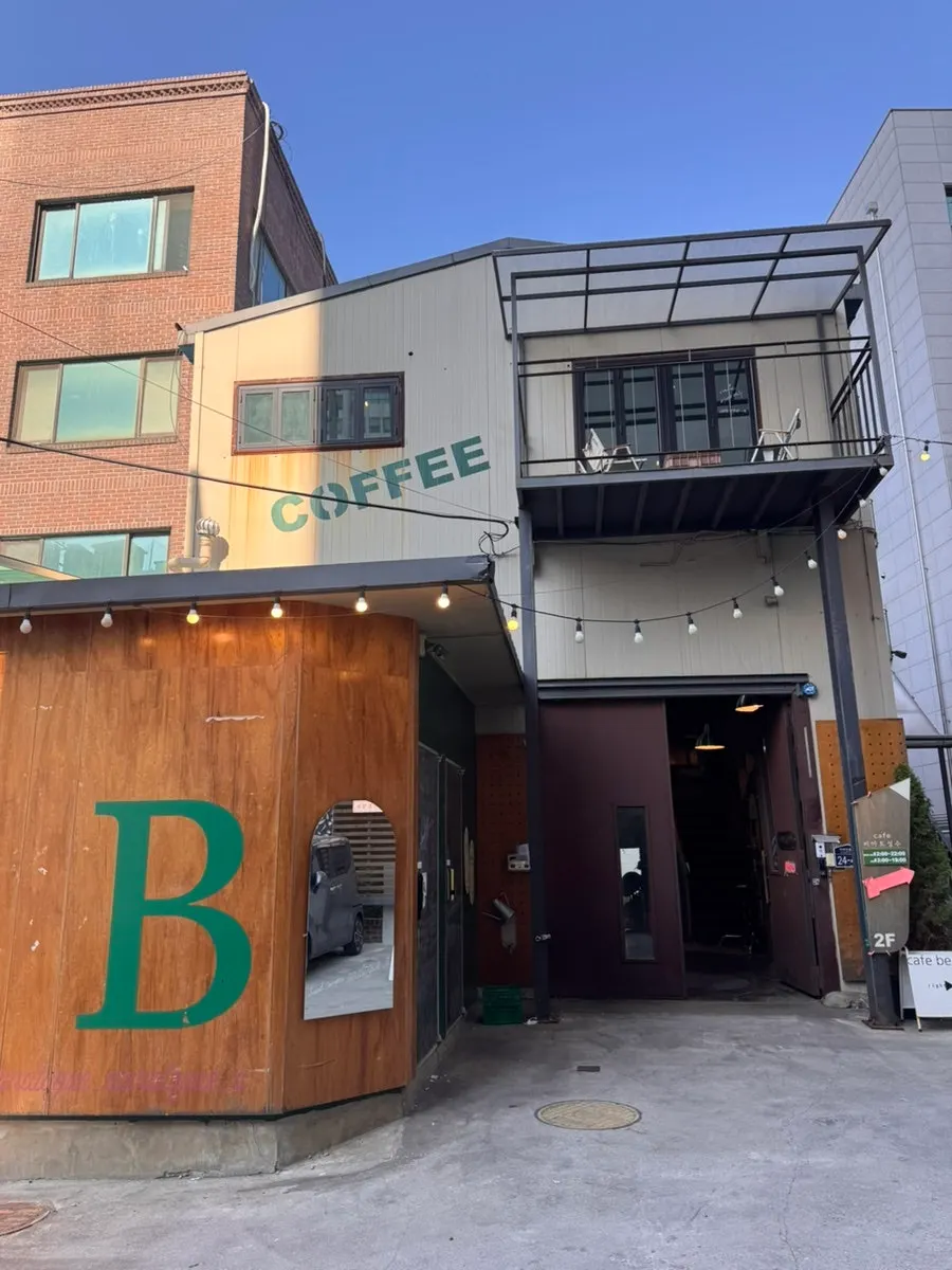 Exterior of Biat Seongsu café tucked in a Seongsu alley