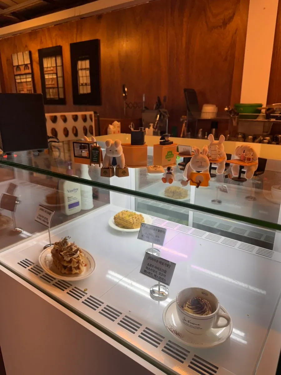 Popular desserts displayed in the showcase at Biat Seongsu
