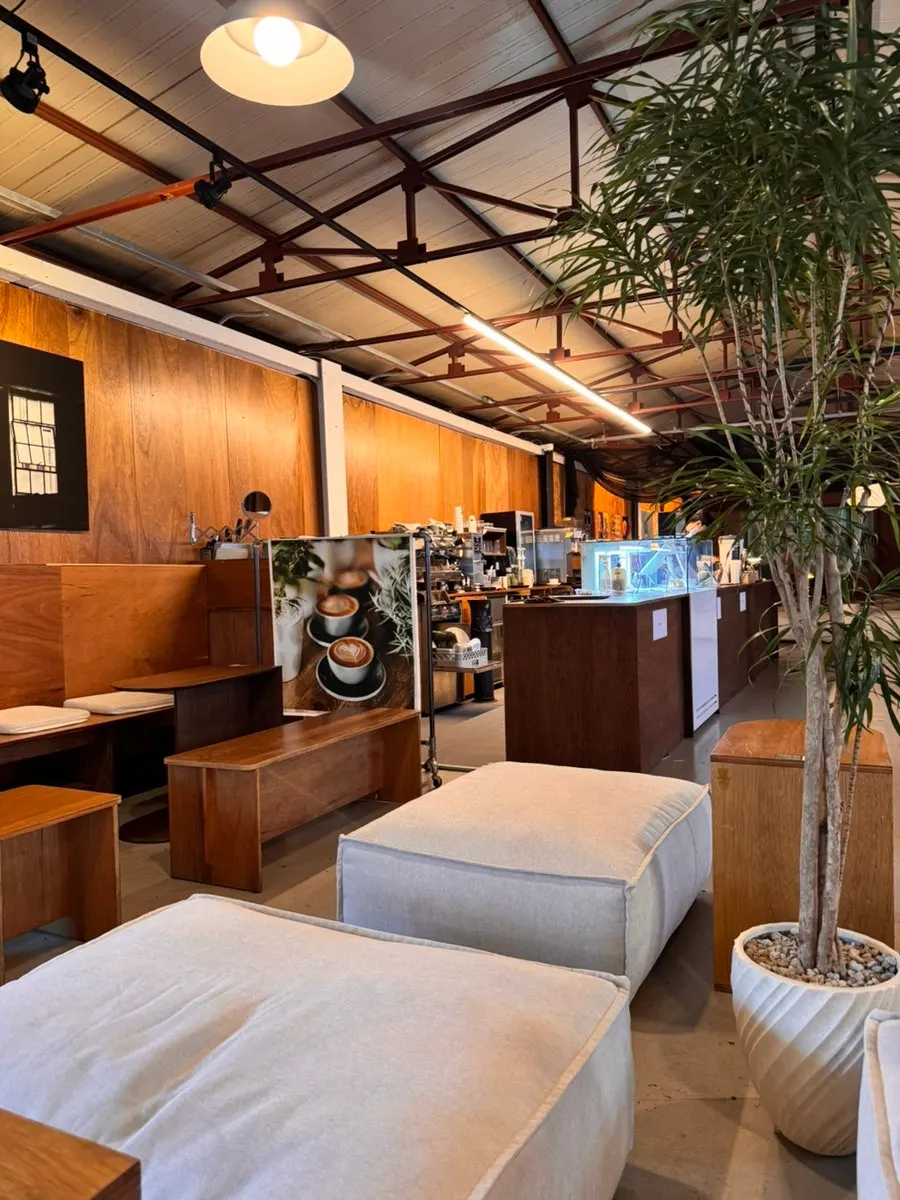 Window seating and lighting at Biat Seongsu