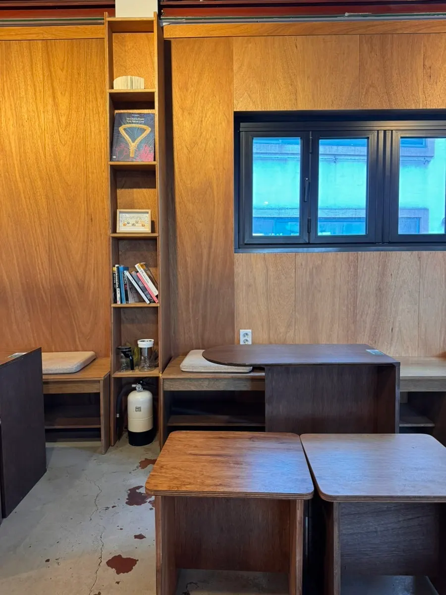 Space around the counter at Biat Seongsu