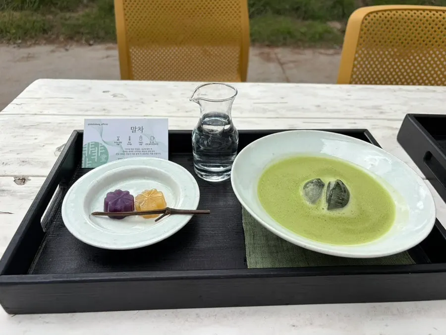 双手捧着的白瓷茶碗
