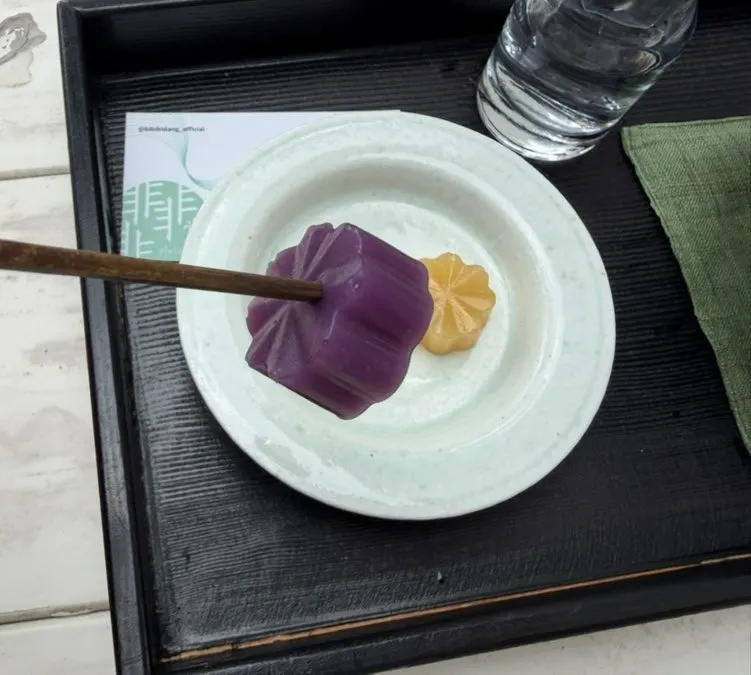 茶碗中香气扩散的茶碗咖啡特写
