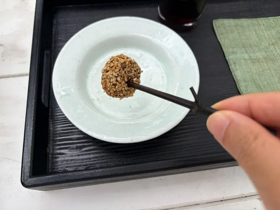 盛有浓绿色抹茶的白瓷茶碗