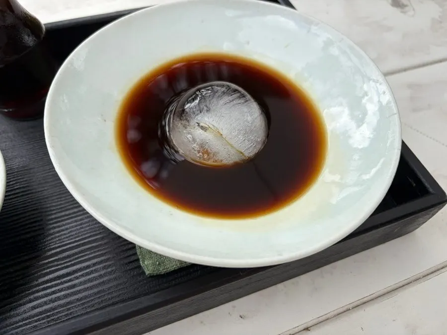 柔和灯光洒落的比比比堂庆州座位区