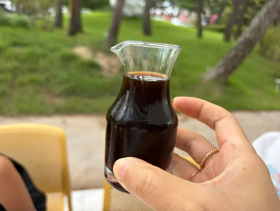 桌上并排摆放的茶碗咖啡与抹茶