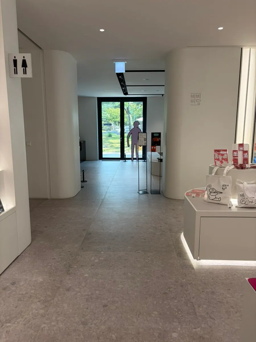 Uyang Museum's 1st floor lobby with direction toward Bibibidang's entrance