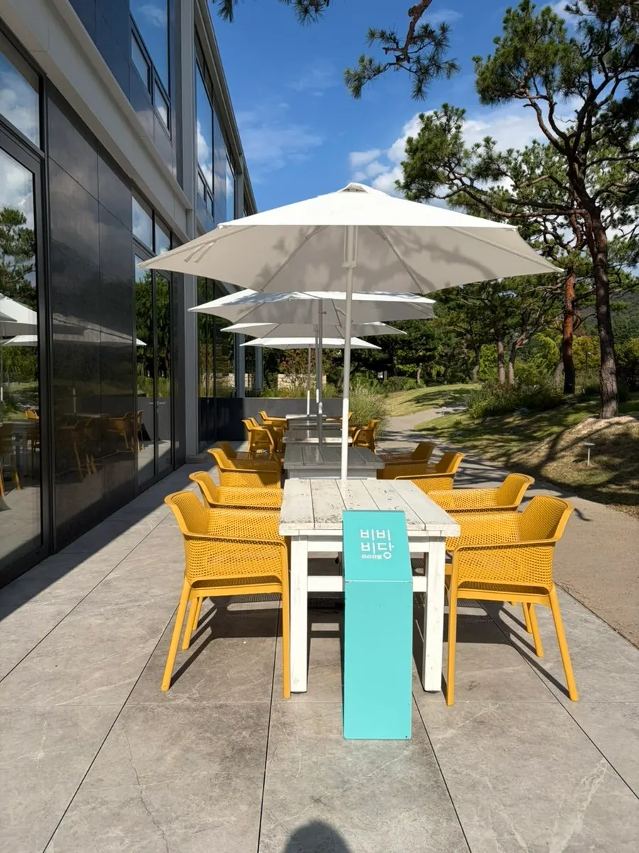Outdoor terrace seating at Bibibidang Gyeongju