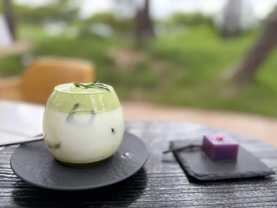 음료와 함께 나온 작은 디저트 접시