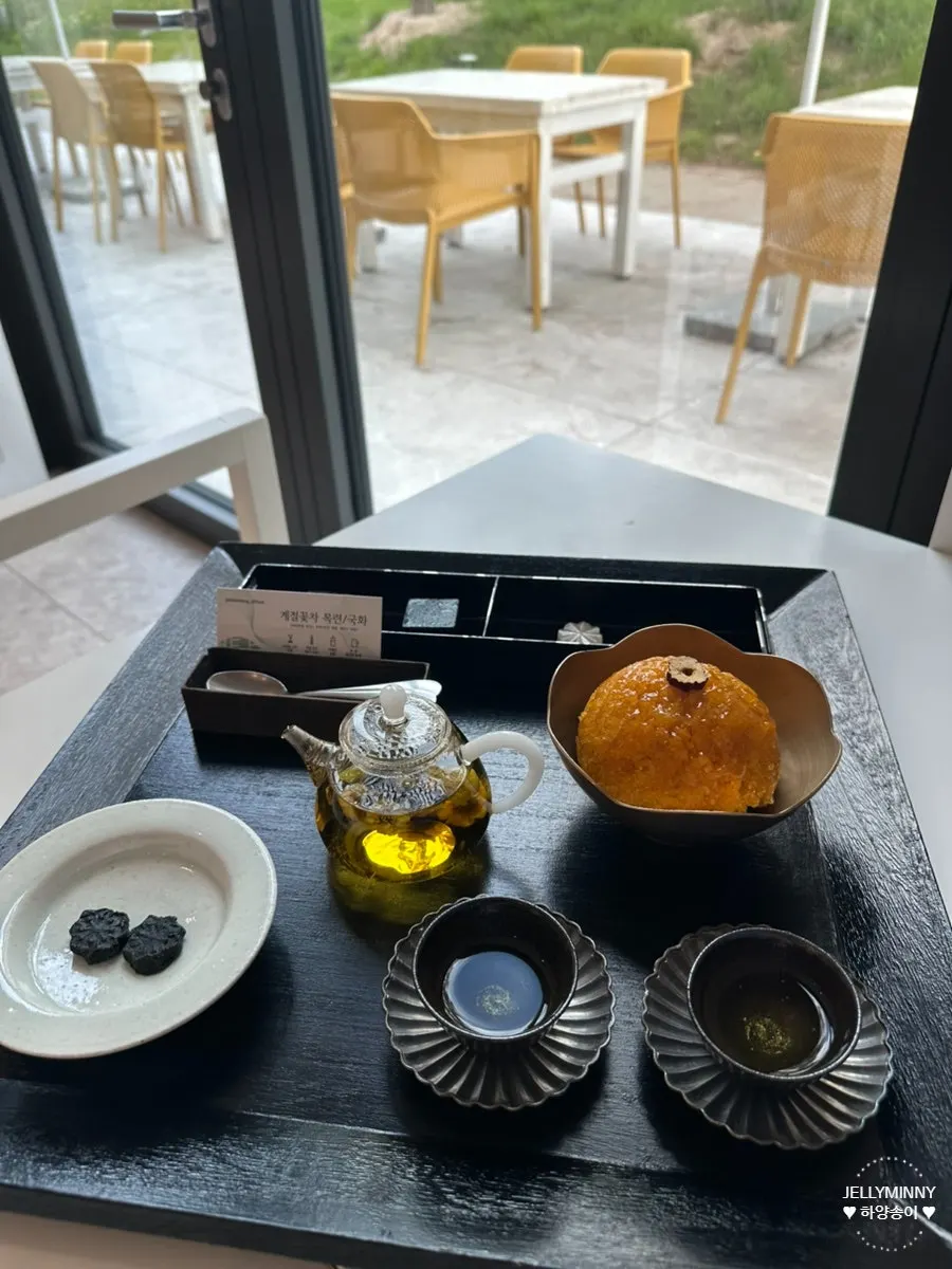 View of the table seating at Bibibidang Gyeongju
