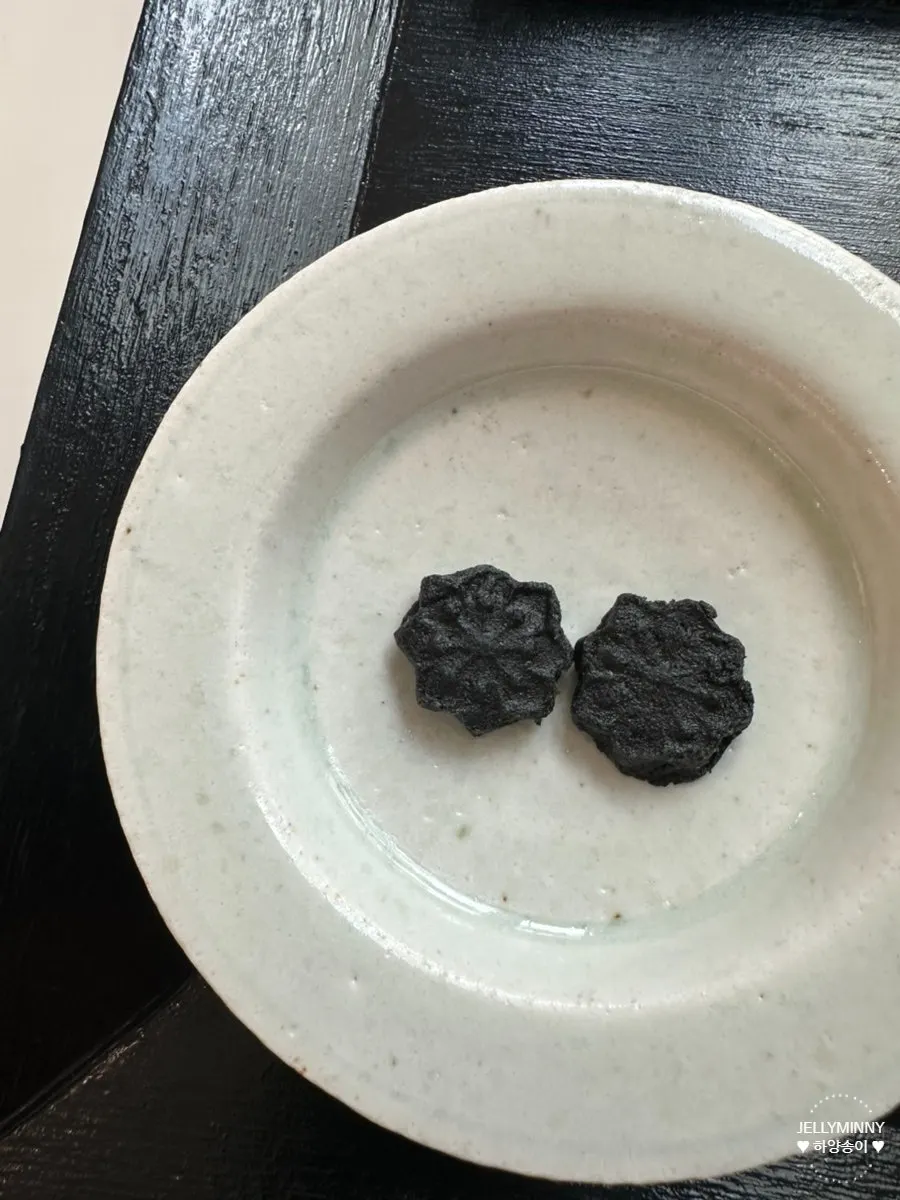 A plate of six assorted dasik