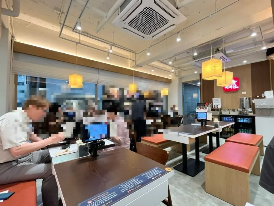 ビビサム果川本店のテーブルが並ぶ店内空間