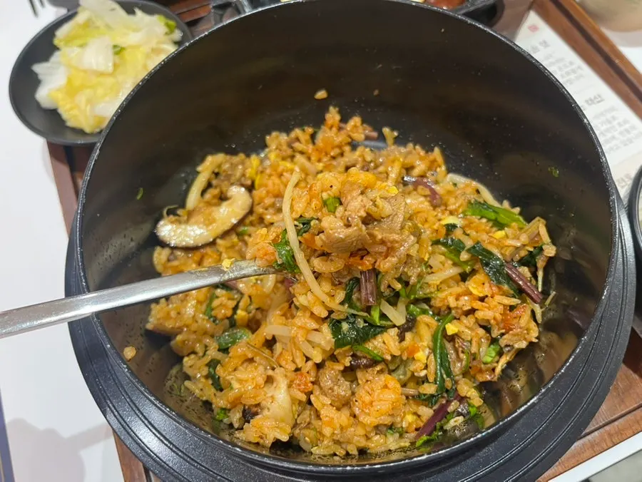 ナムルと焼肉を一緒に混ぜたビビサムのビビンバ