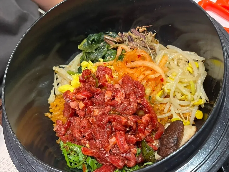 韓牛ユッケが盛られたビビサム果川本店のビビンバ