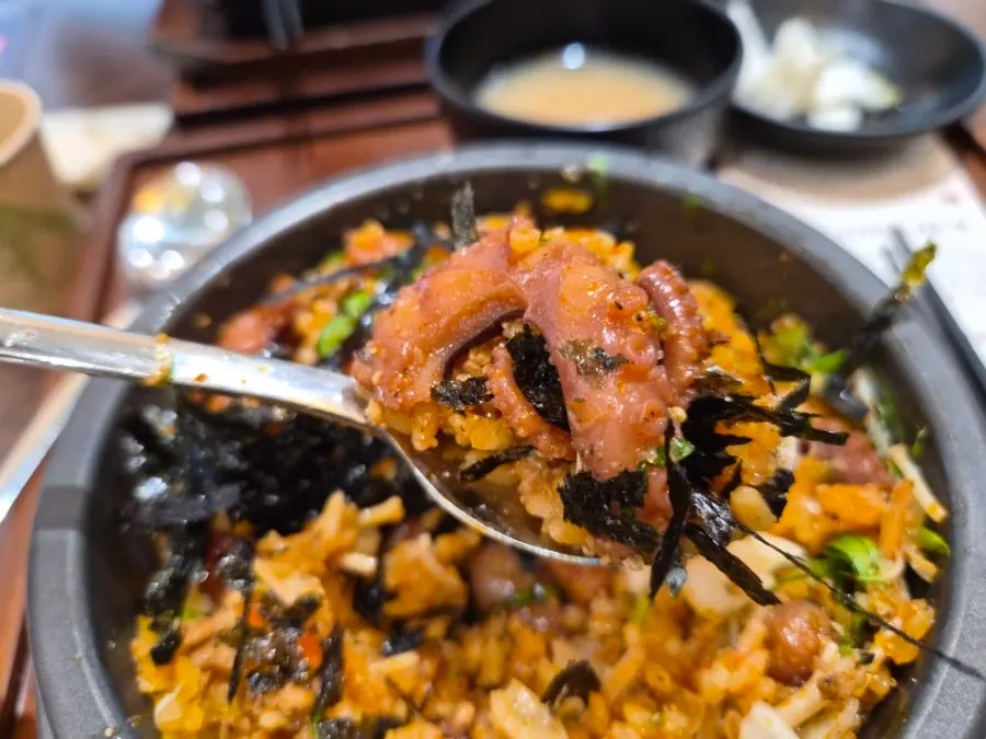 비벼낸 낙지돌솥밥과 백김치 한 상