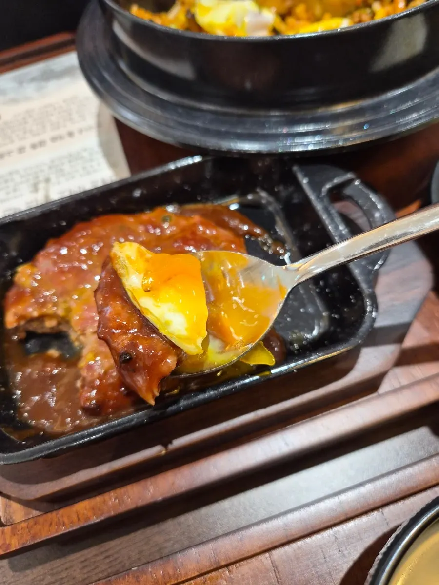불고기와 버섯, 콩나물이 담긴 토렴 비빔밥