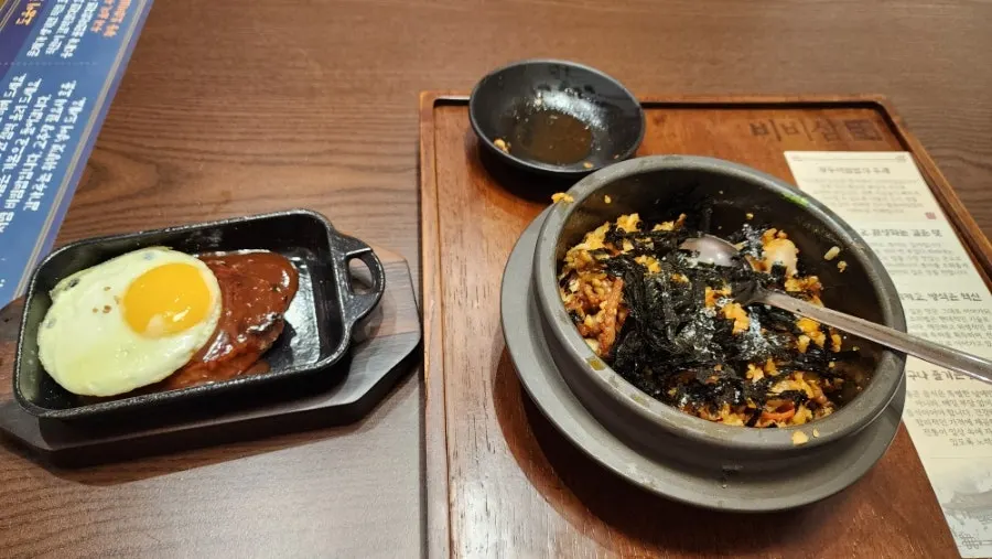 주문한 돌솥낙지알밥 세트와 사이드