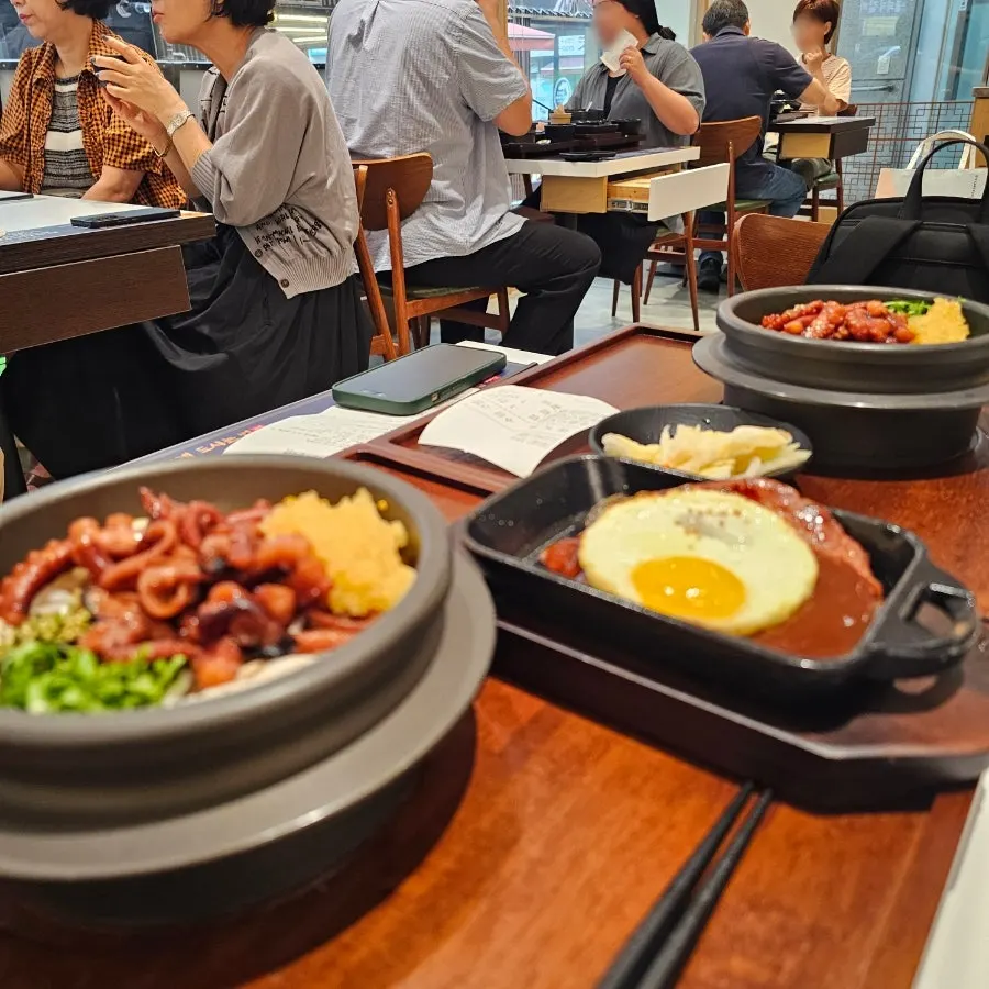 ビビサムの土鍋タコユッケ丼と付け合わせ