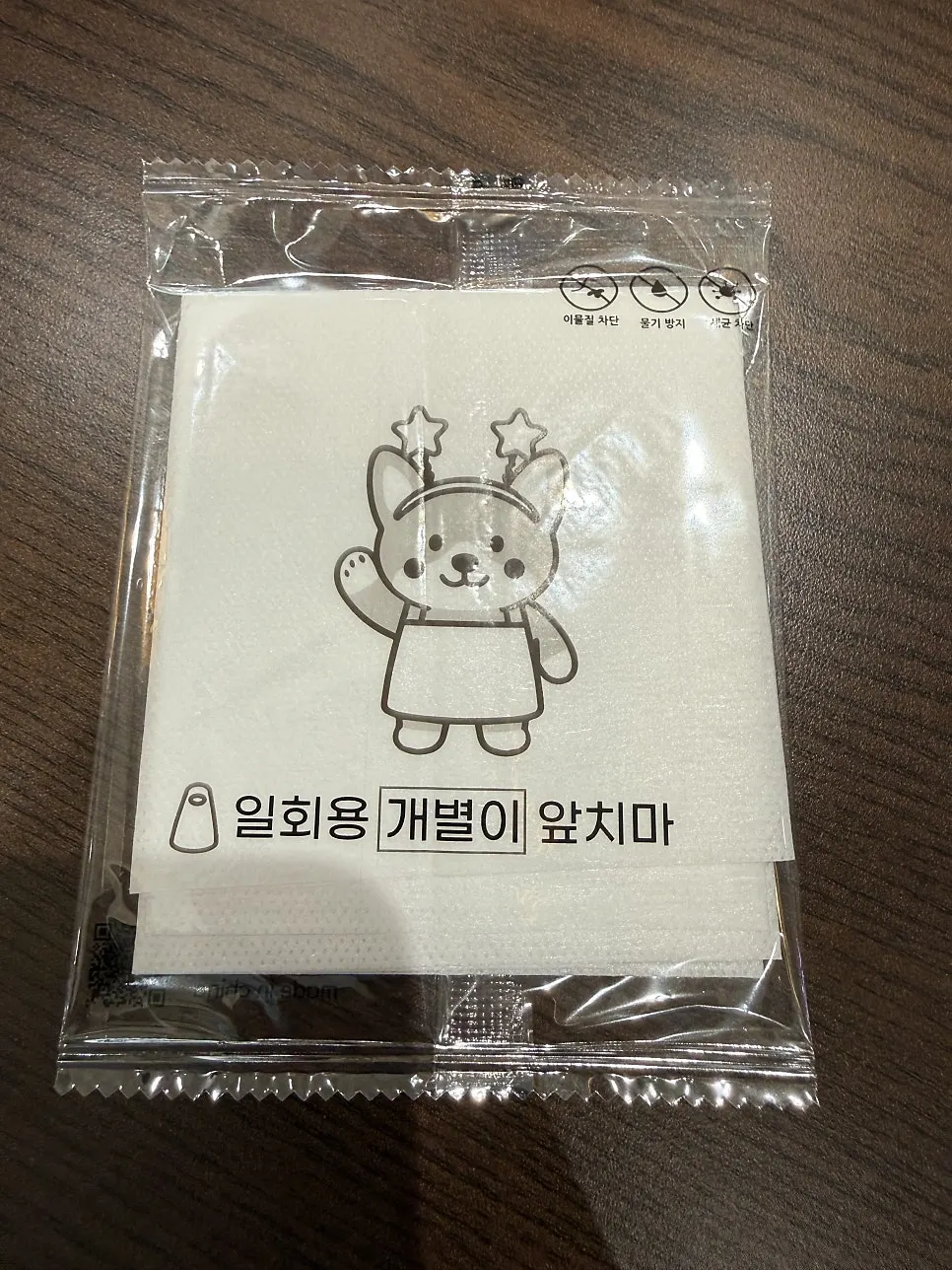 앞치마와 백김치, 참기름, 김가루가 놓인 셀프바 코너