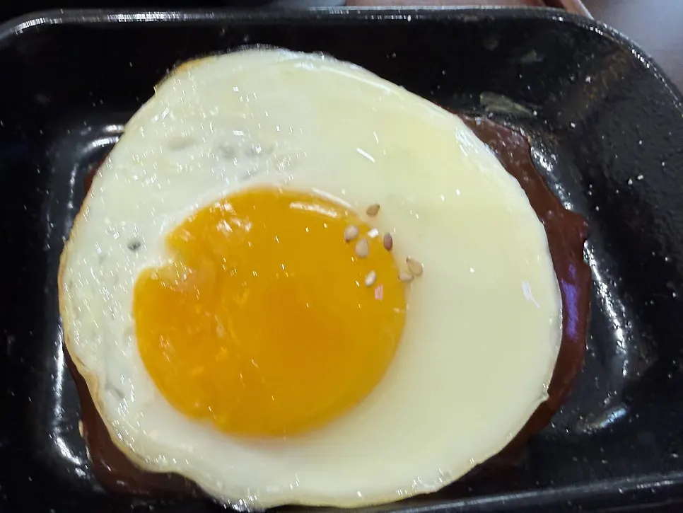 주물 철판에 반숙 계란후라이를 올린 철판 떡갈비