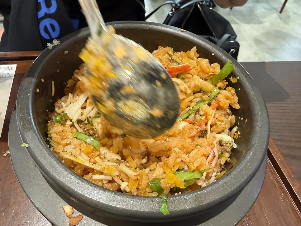 날치알과 채소를 둘러 담은 돌솥알밥