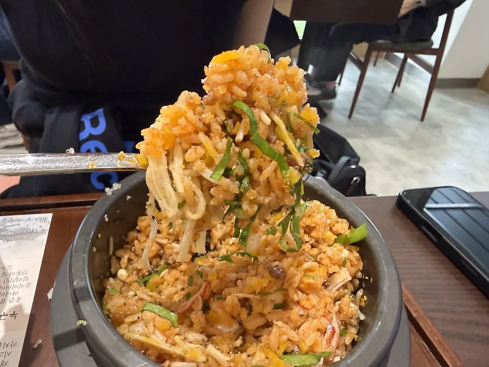 고루 섞은 돌솥알밥
